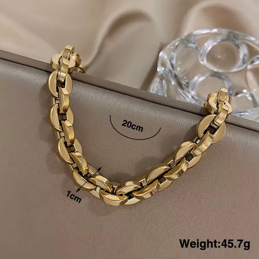 Straal zelfvertrouwen uit met deze opvallende vergulde Cubaanse ketting armband!