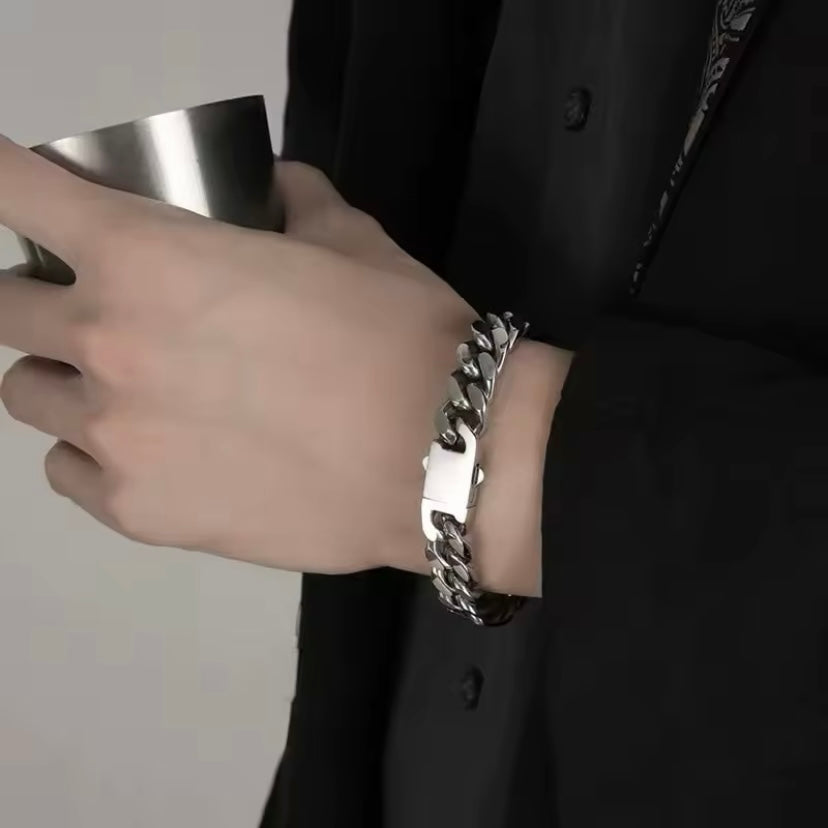 De kracht van een accessoire: hoe een armband je uitstraling compleet maakt