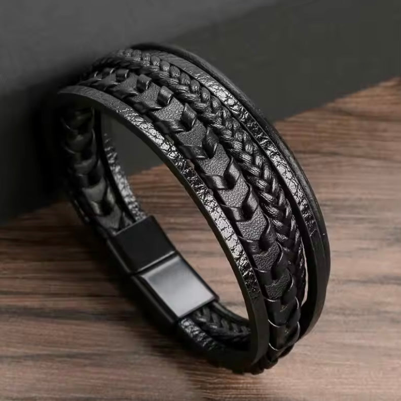 Magnetische Charme – Meerlaagse Herenarmband van Vintage Leer